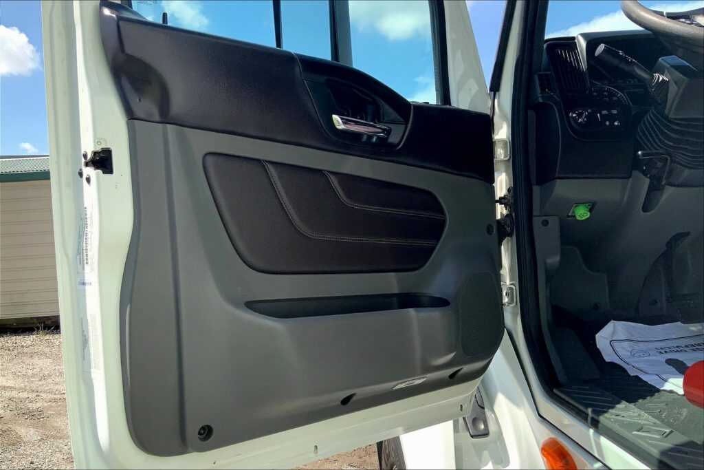 2022 CUM LT625 6×4 Sleeper