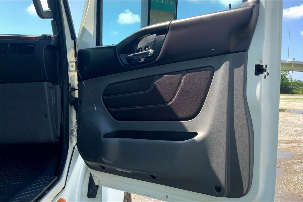 2022 CUM LT625 6×4 Sleeper