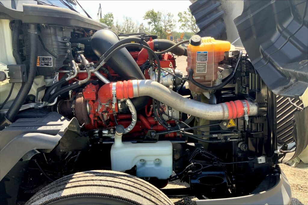 2022 CUM LT625 6×4 Sleeper