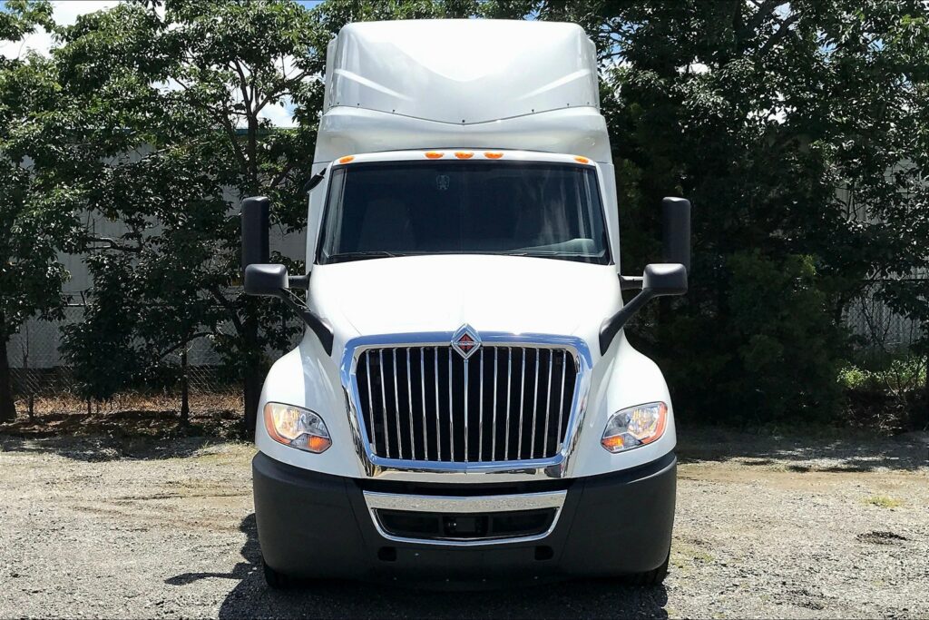 2022 CUM LT625 6×4 Sleeper