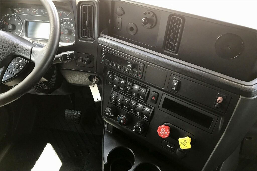 2022 CUM LT625 6×4 Sleeper