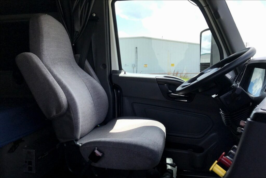 2022 CUM LT625 6×4 Sleeper