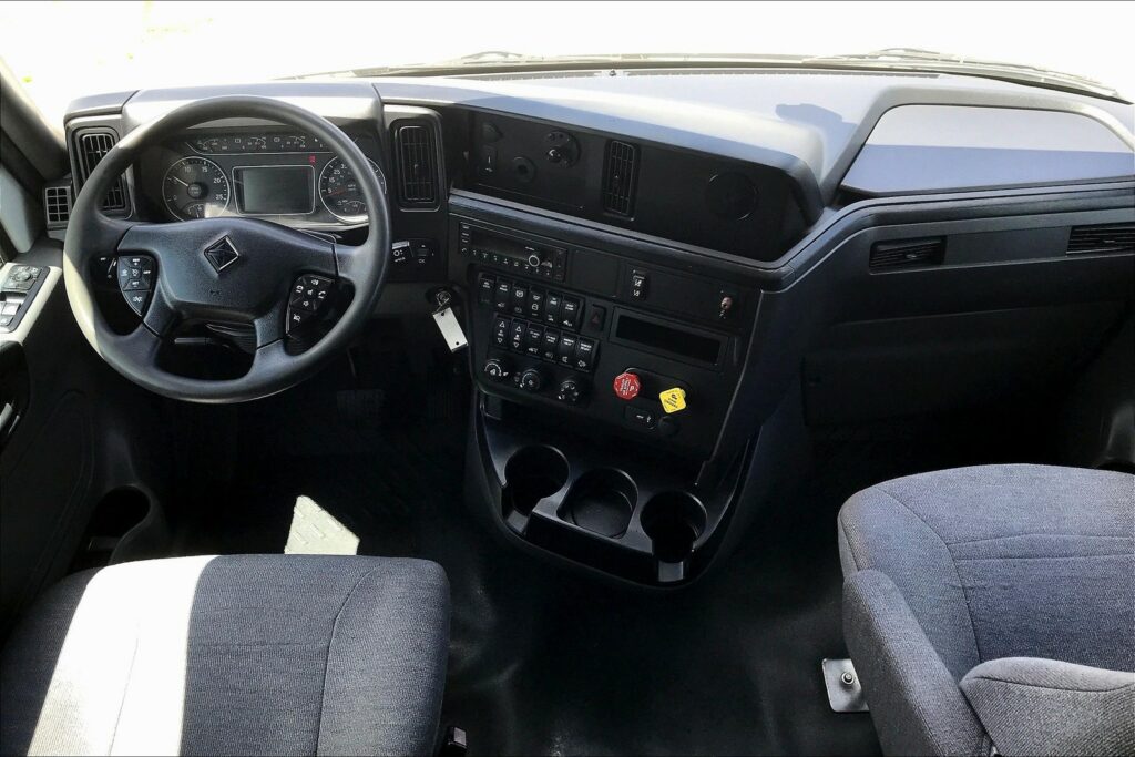 2022 CUM LT625 6×4 Sleeper