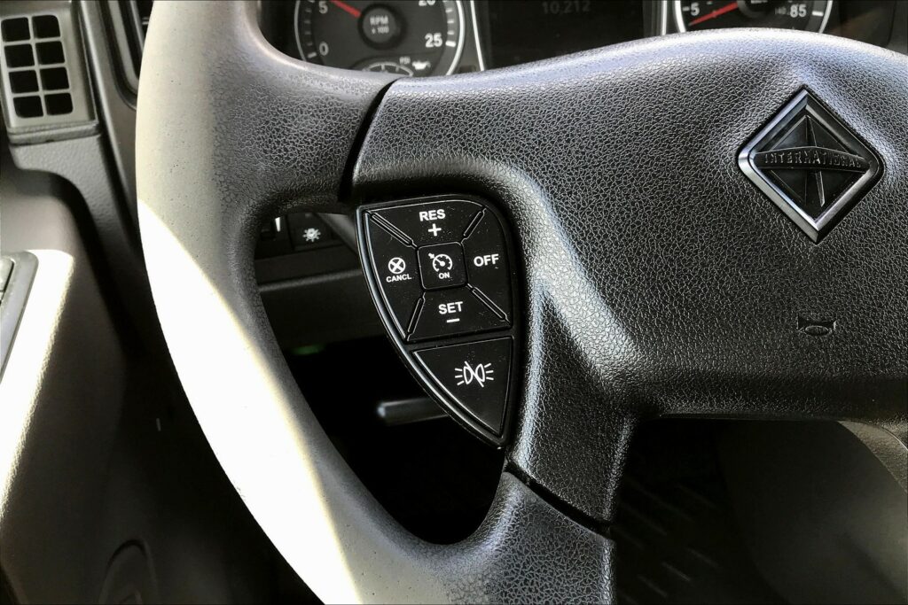 2022 CUM LT625 6×4 Sleeper