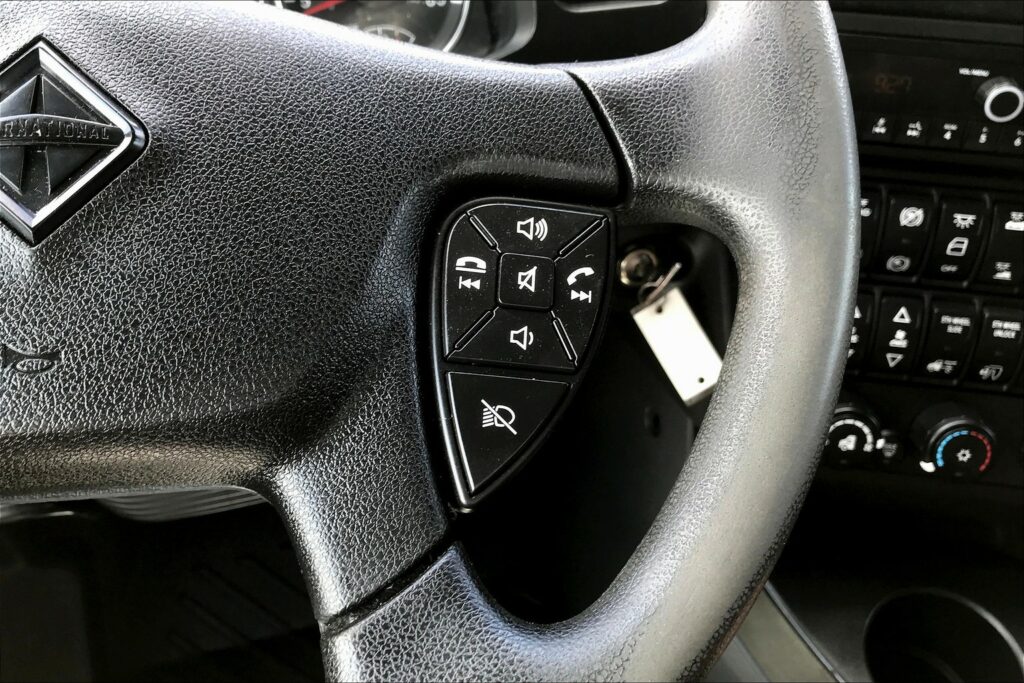 2022 CUM LT625 6×4 Sleeper