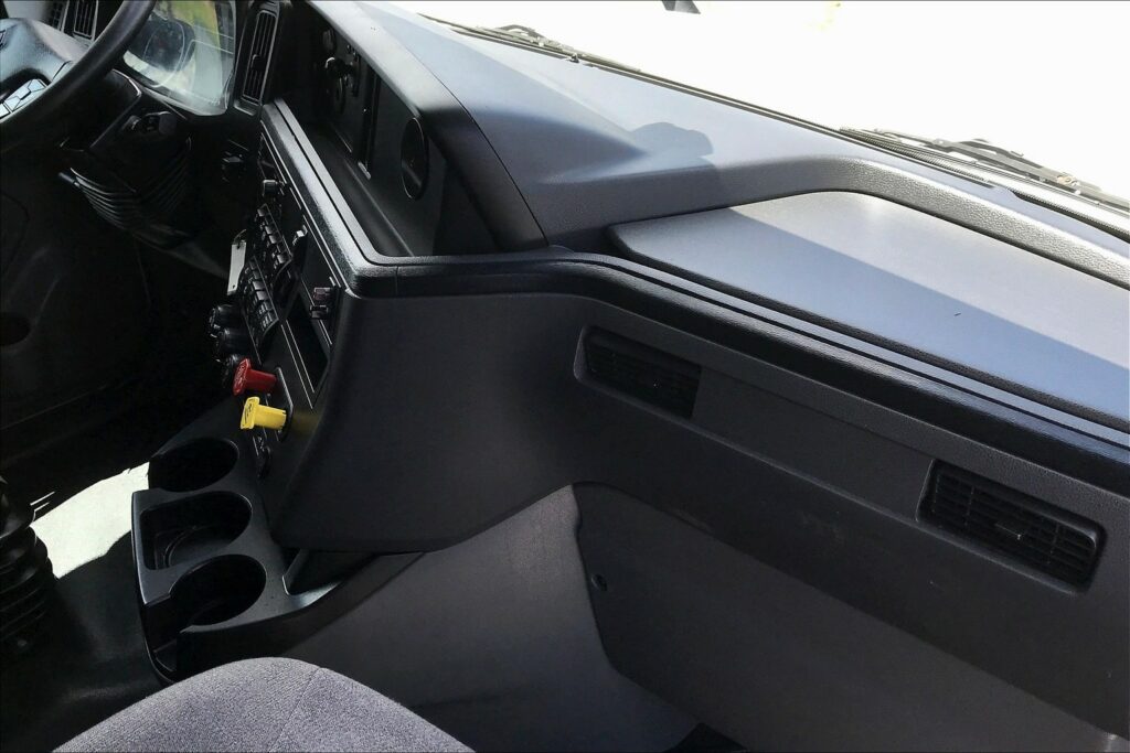 2022 CUM LT625 6×4 Sleeper