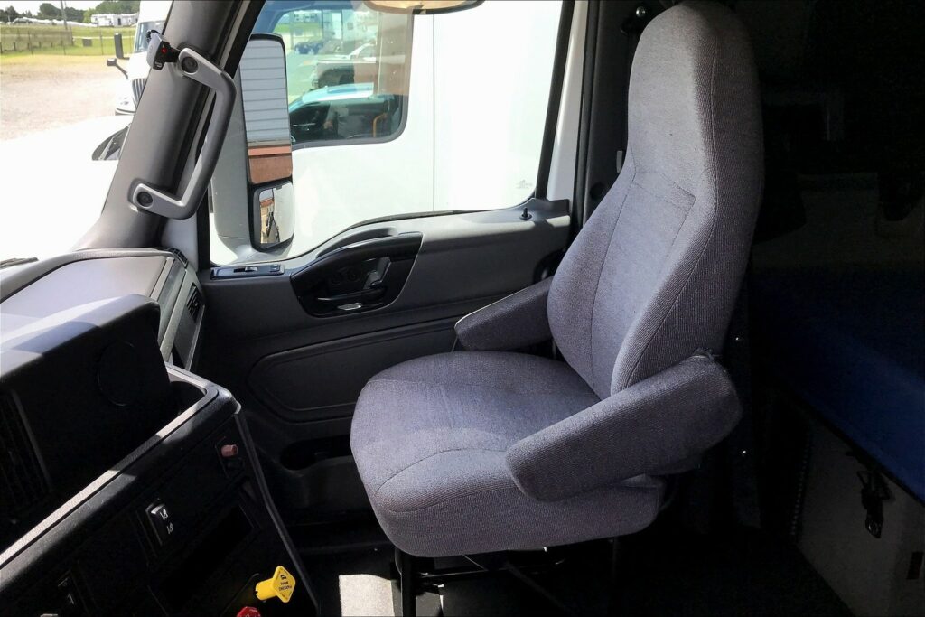 2022 CUM LT625 6×4 Sleeper