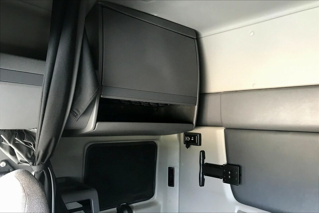 2022 CUM LT625 6×4 Sleeper