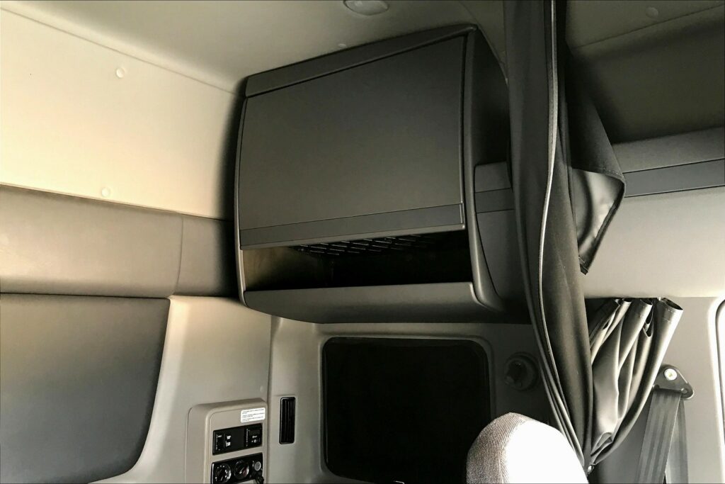 2022 CUM LT625 6×4 Sleeper