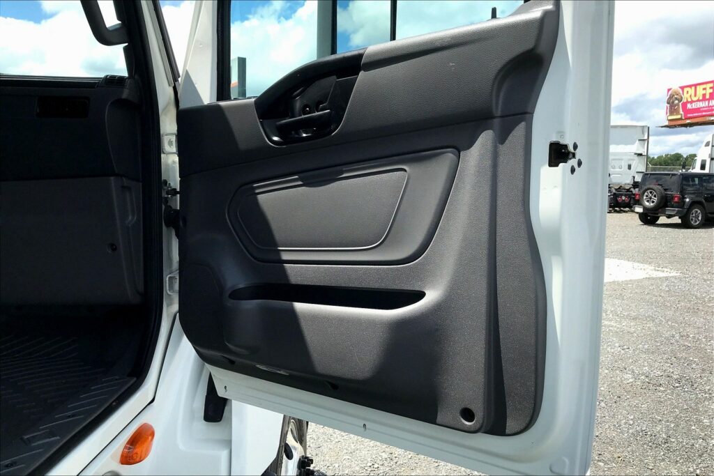 2022 CUM LT625 6×4 Sleeper