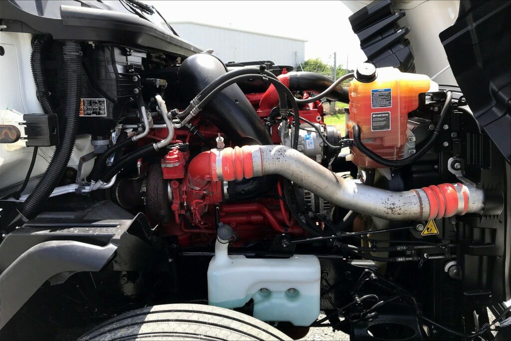 2022 CUM LT625 6×4 Sleeper