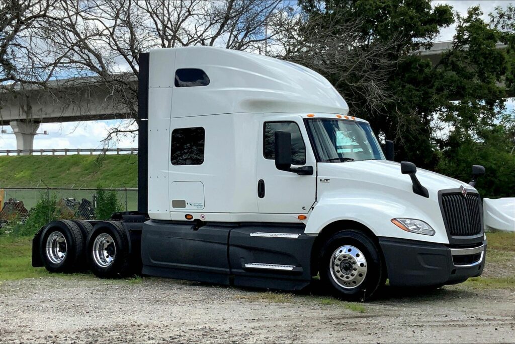 2022 CUM LT625 6×4 Sleeper