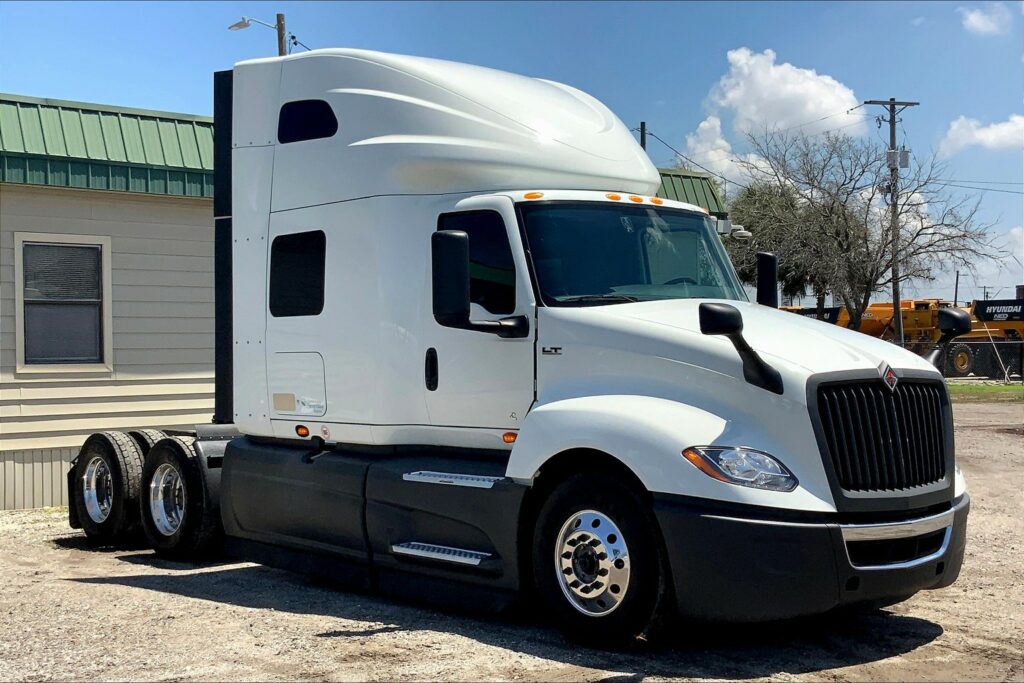 2022 CUM LT625 6×4 Sleeper