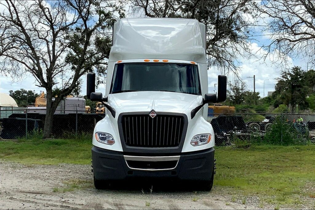 2022 CUM LT625 6×4 Sleeper