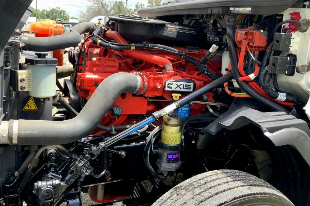 2022 CUM LT625 6×4 Sleeper