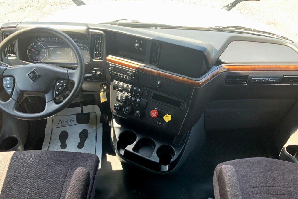 2022 CUM LT625 6×4 Sleeper