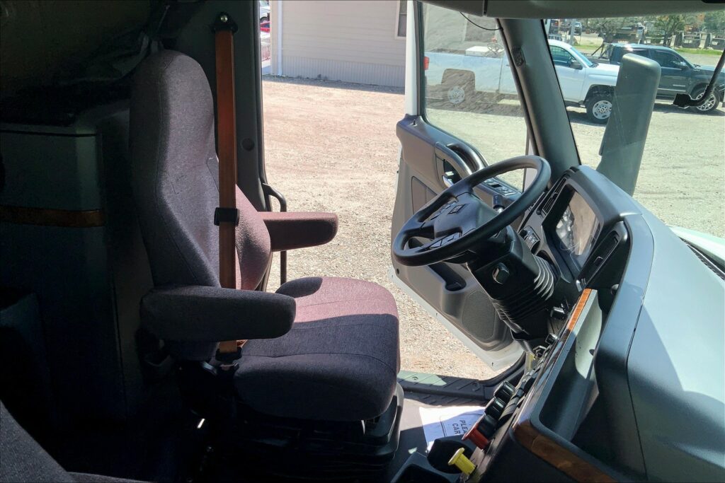 2022 CUM LT625 6×4 Sleeper