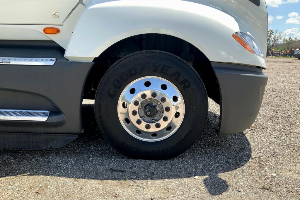 2022 CUM LT625 6×4 Sleeper