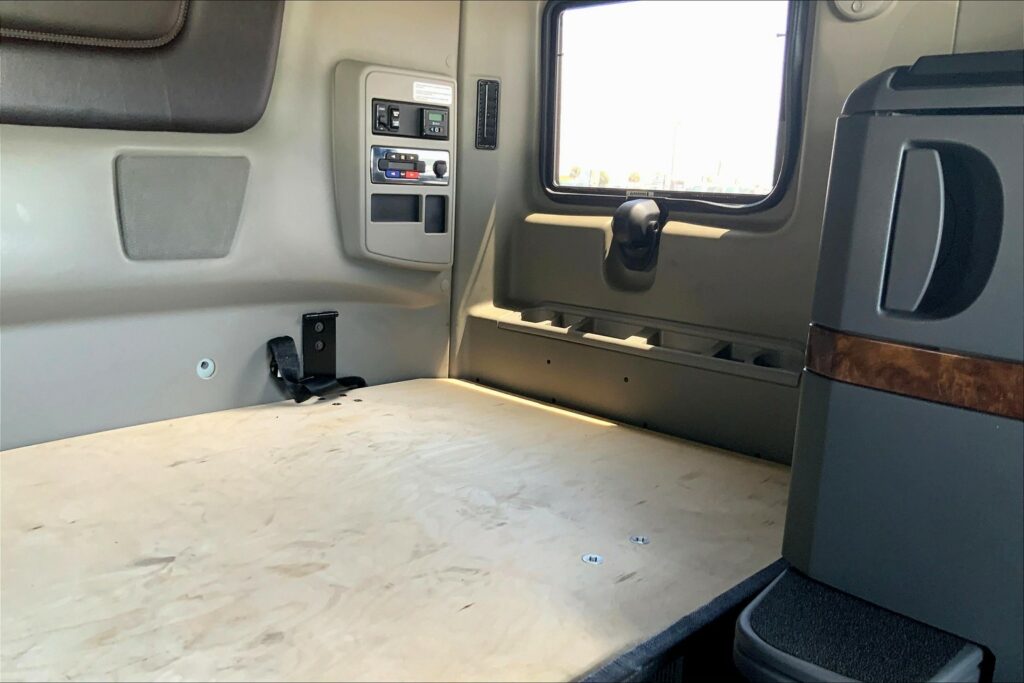 2022 CUM LT625 6×4 Sleeper