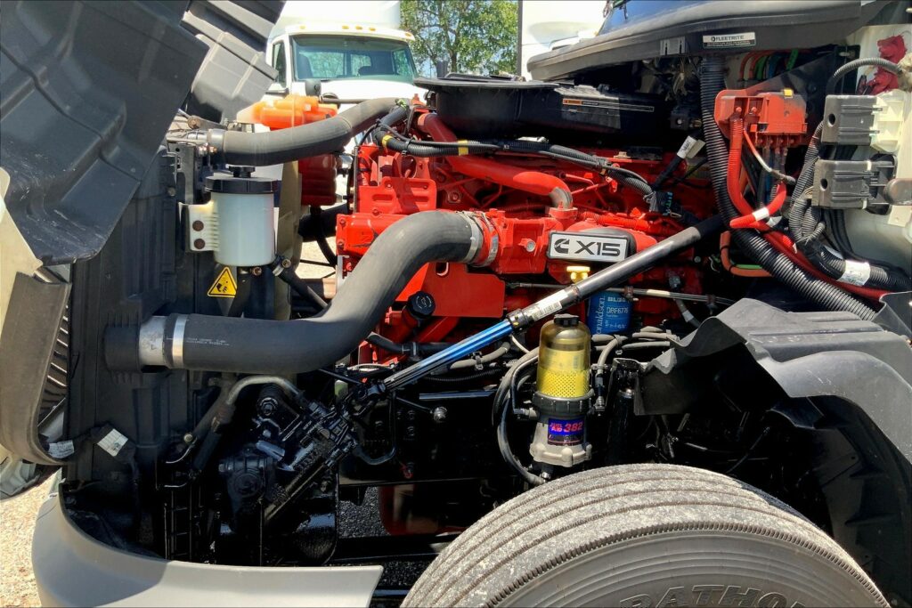 2022 CUM LT625 6×4 Sleeper