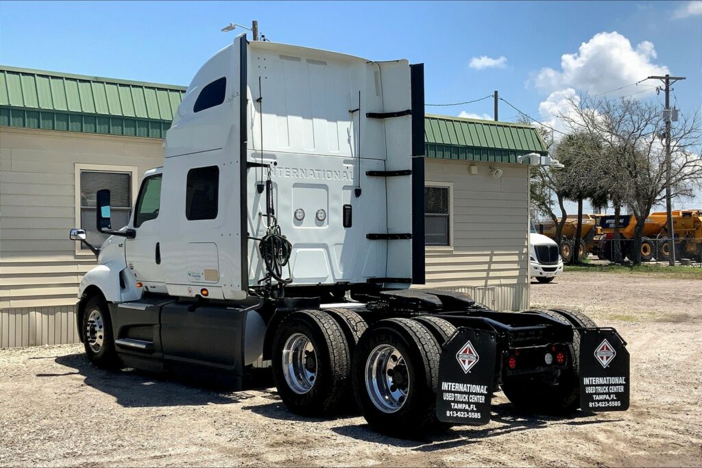 2022 CUM LT625 6×4 Sleeper