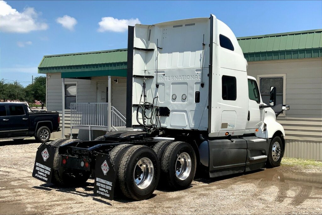 2022 CUM LT625 6×4 Sleeper