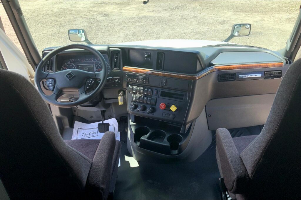 2022 CUM LT625 6×4 Sleeper