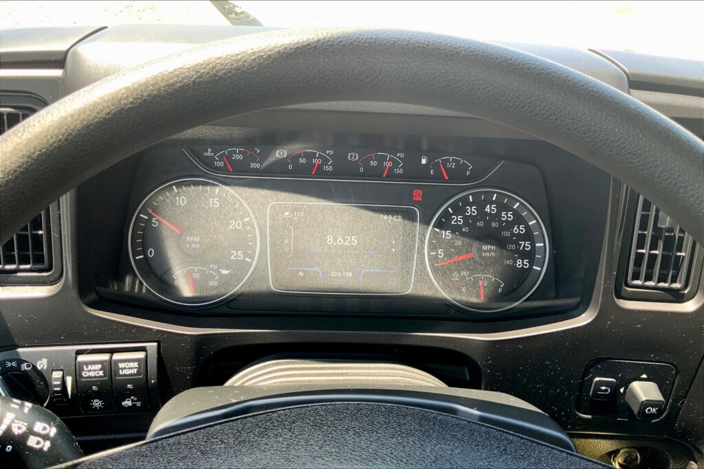 2022 CUM LT625 6×4 Sleeper