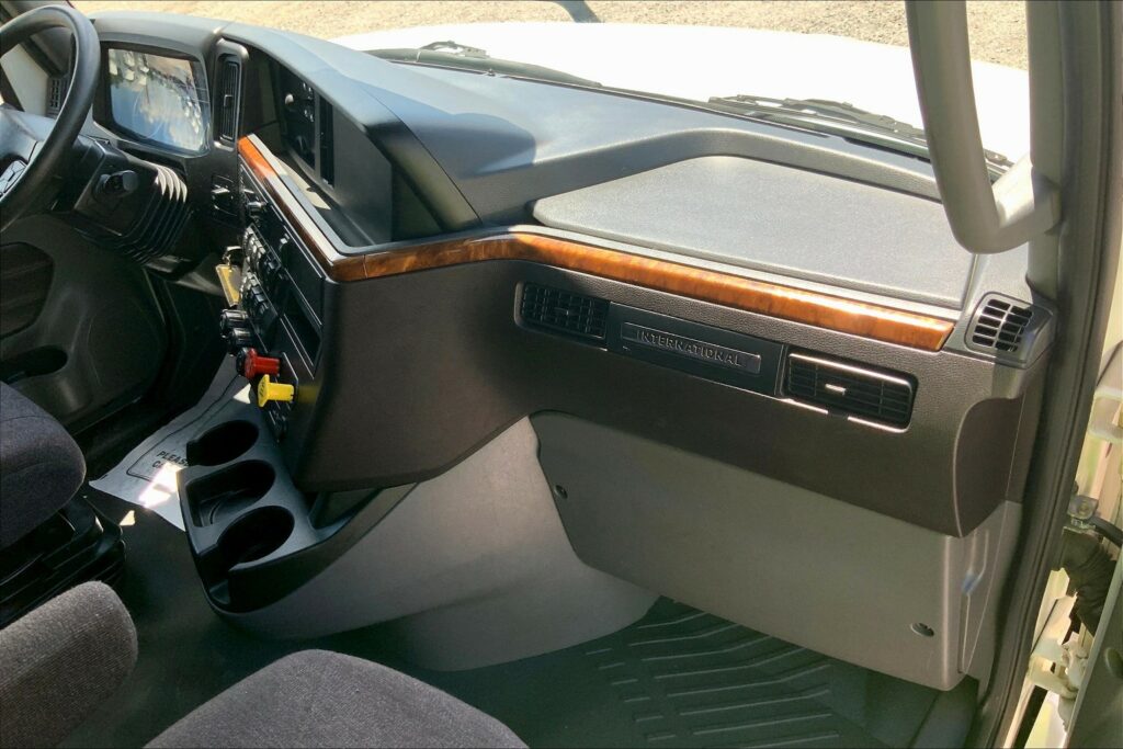 2022 CUM LT625 6×4 Sleeper