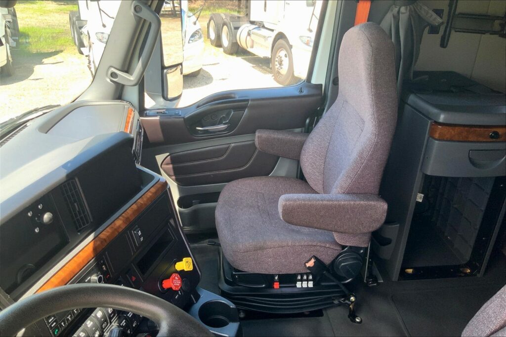 2022 CUM LT625 6×4 Sleeper