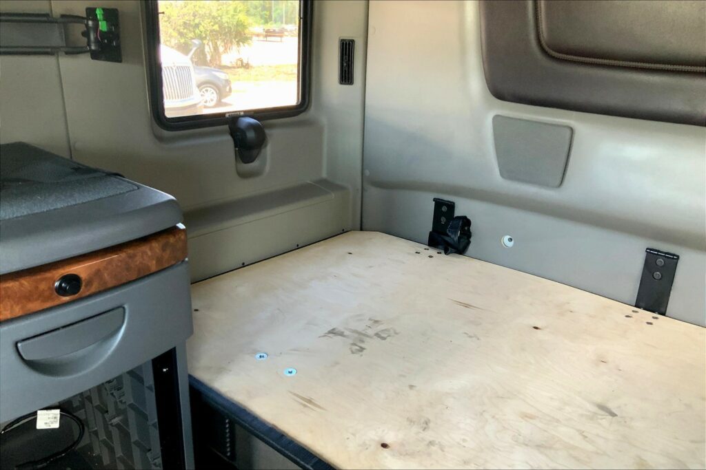 2022 CUM LT625 6×4 Sleeper