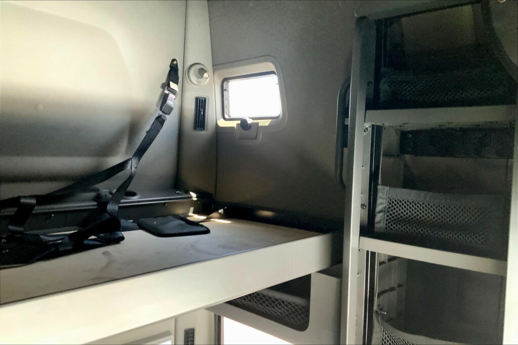 2022 CUM LT625 6×4 Sleeper