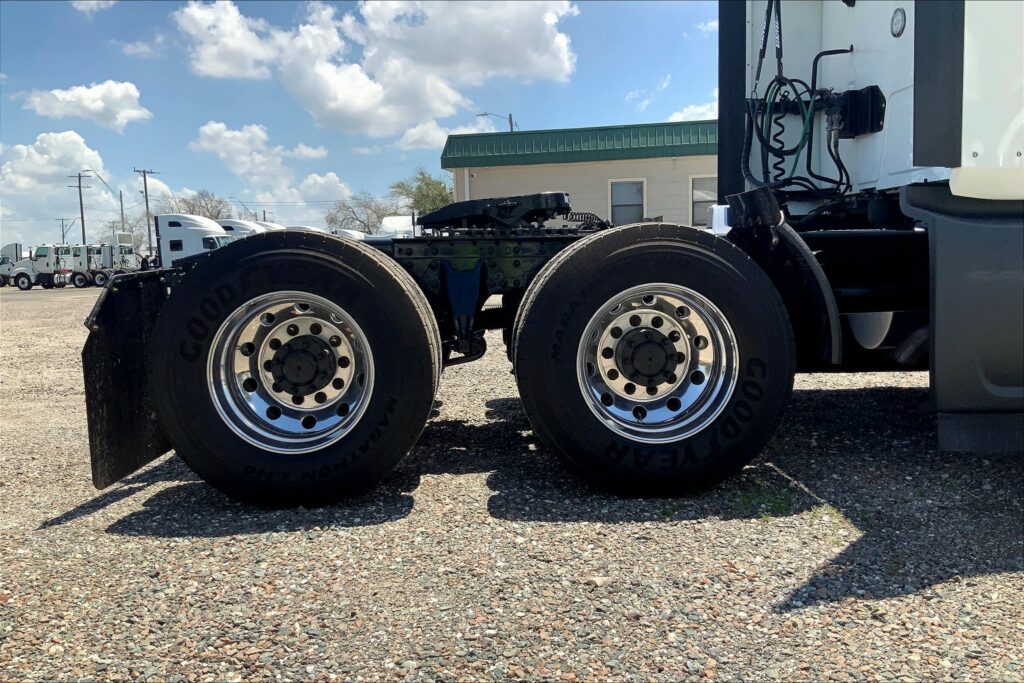 2022 CUM LT625 6×4 Sleeper