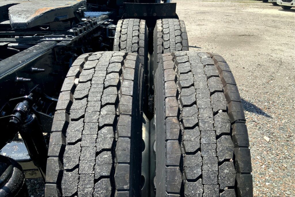 2022 CUM LT625 6×4 Sleeper