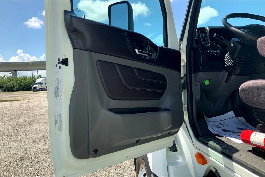 2022 CUM LT625 6×4 Sleeper