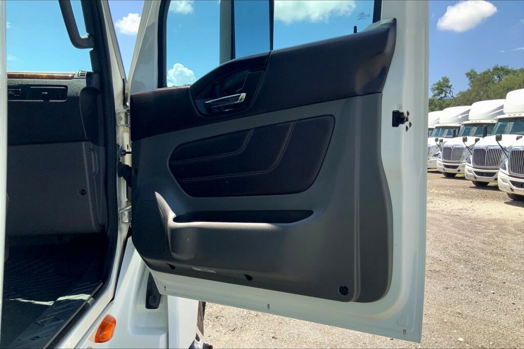 2022 CUM LT625 6×4 Sleeper