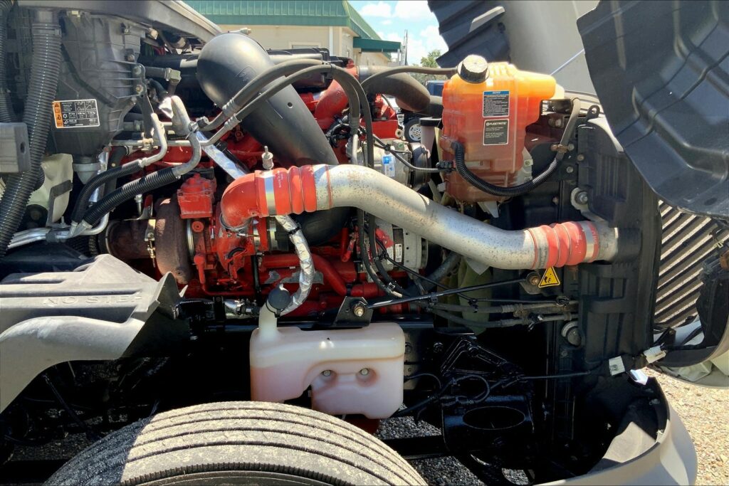 2022 CUM LT625 6×4 Sleeper