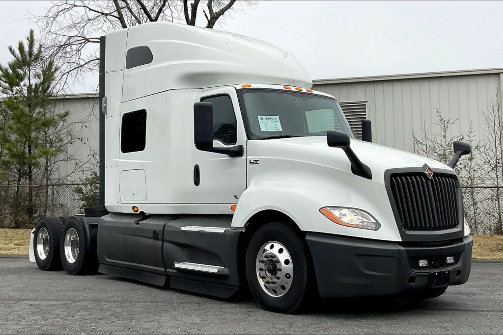 2021 CUM LT625 6×4 Sleeper