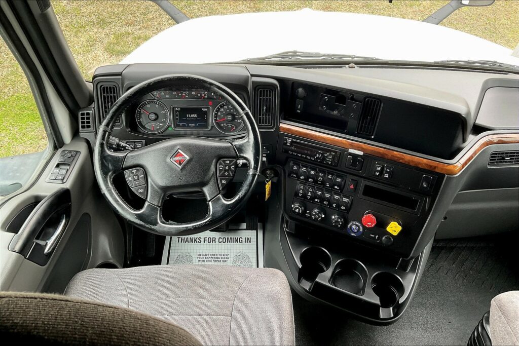 2021 CUM LT625 6×4 Sleeper