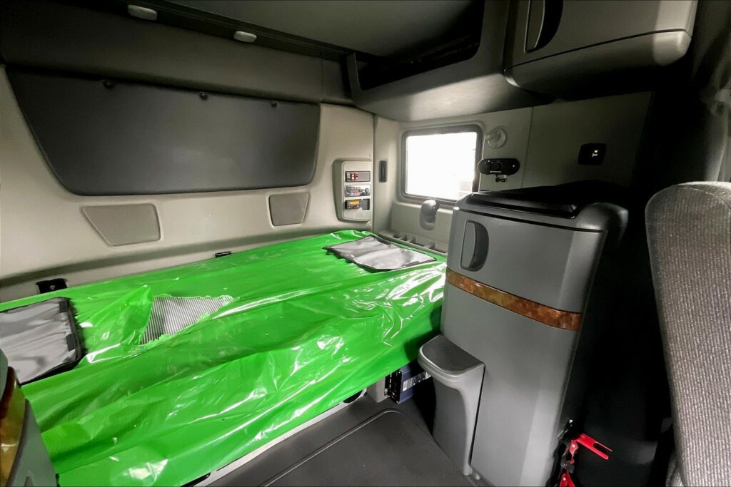 2021 CUM LT625 6×4 Sleeper