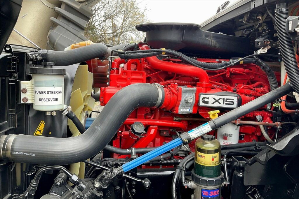 2021 CUM LT625 6×4 Sleeper