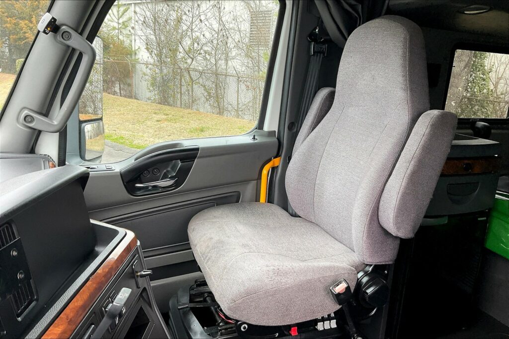 2021 CUM LT625 6×4 Sleeper