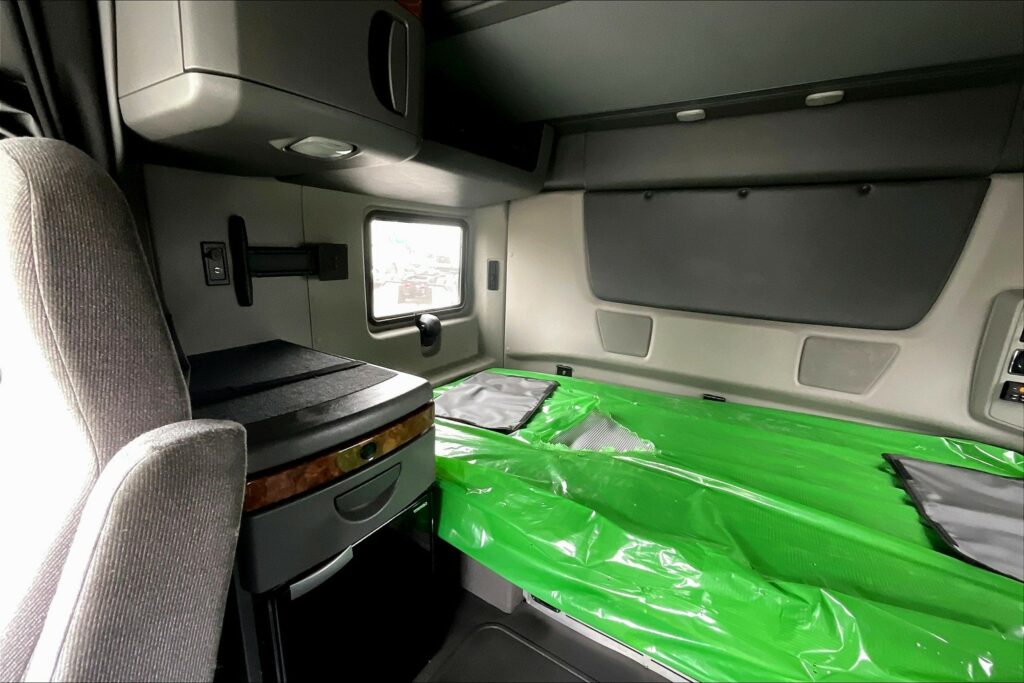 2021 CUM LT625 6×4 Sleeper