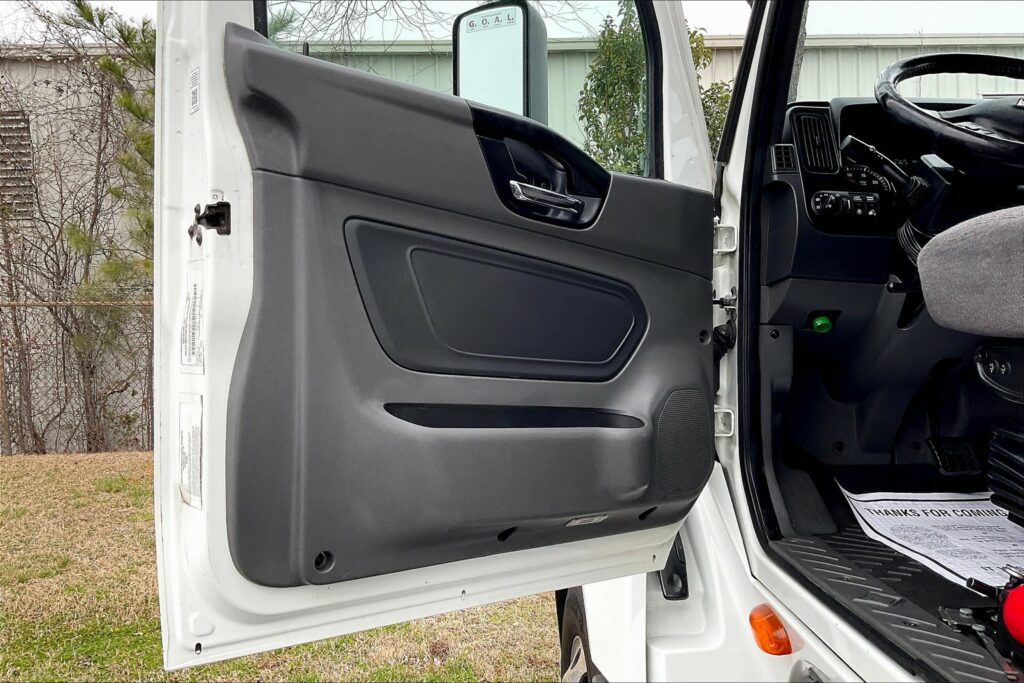 2021 CUM LT625 6×4 Sleeper