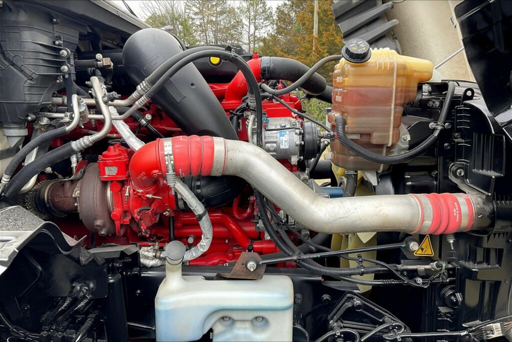 2021 CUM LT625 6×4 Sleeper