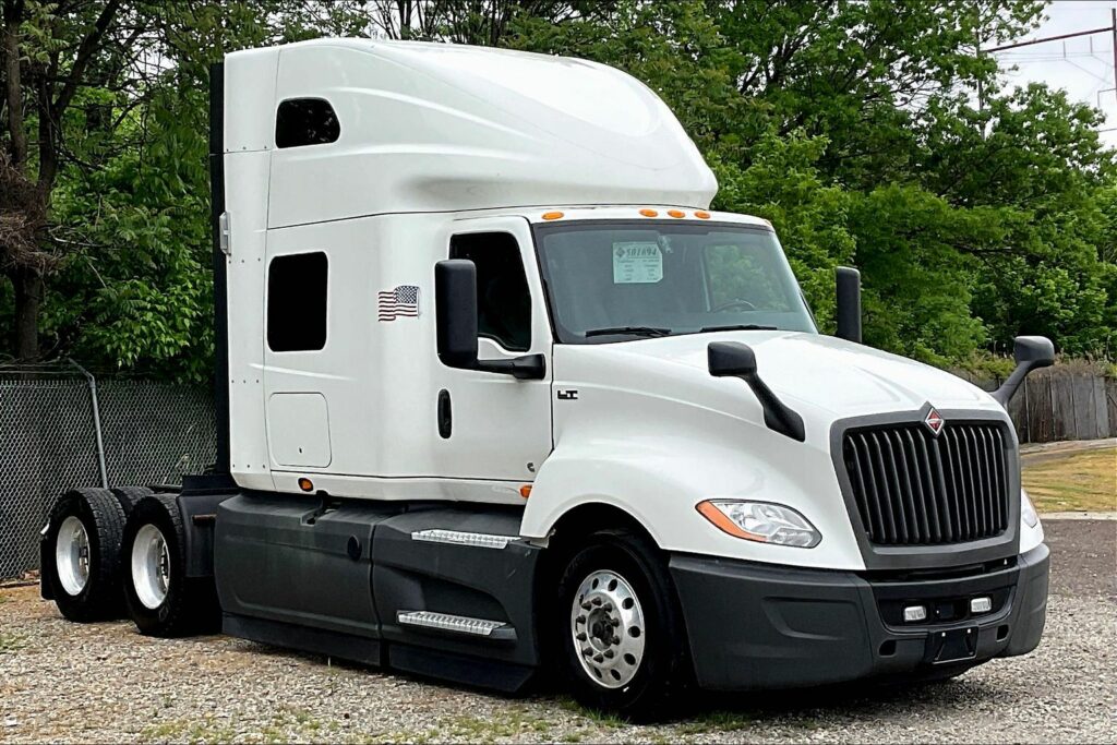 2021 CUM LT625 6×4 Sleeper