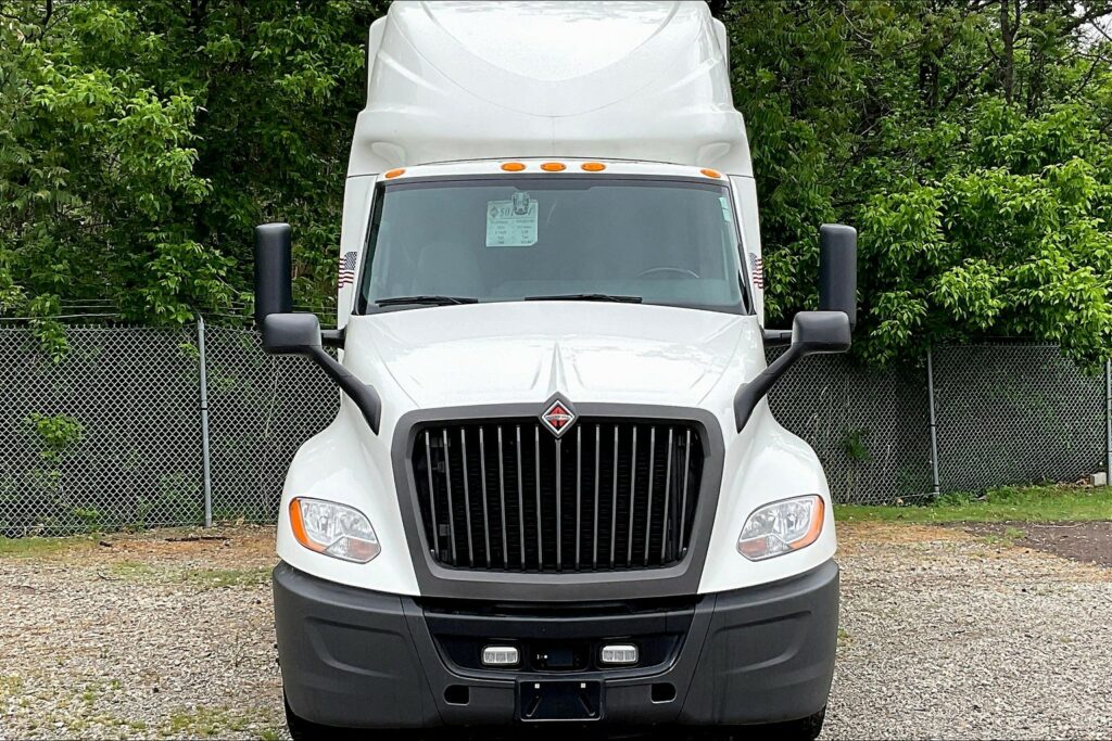 2021 CUM LT625 6×4 Sleeper