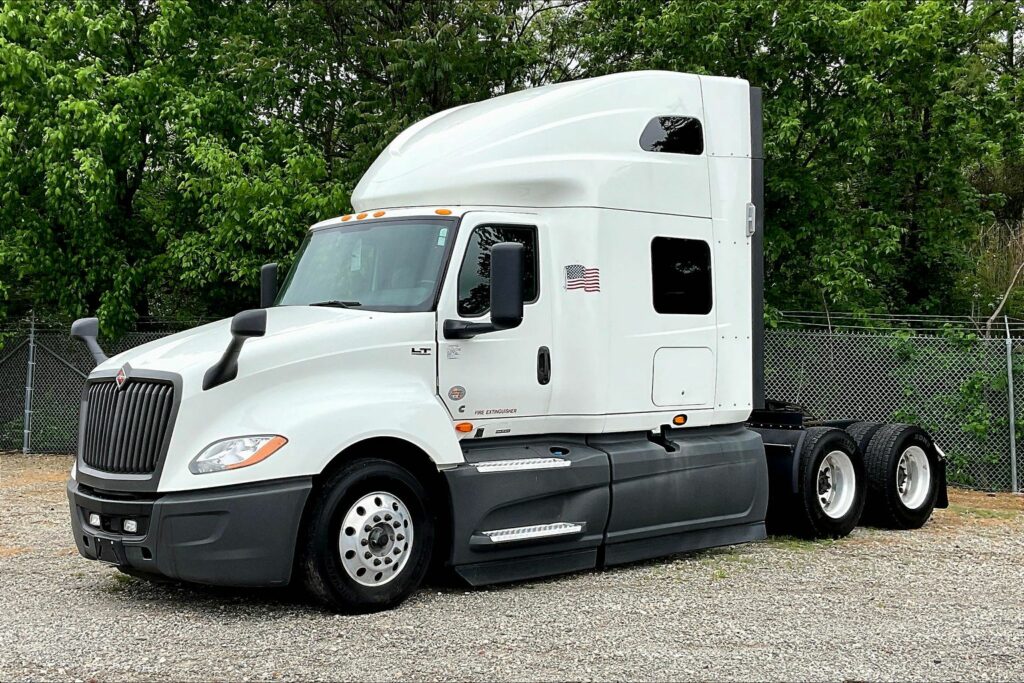 2021 CUM LT625 6×4 Sleeper