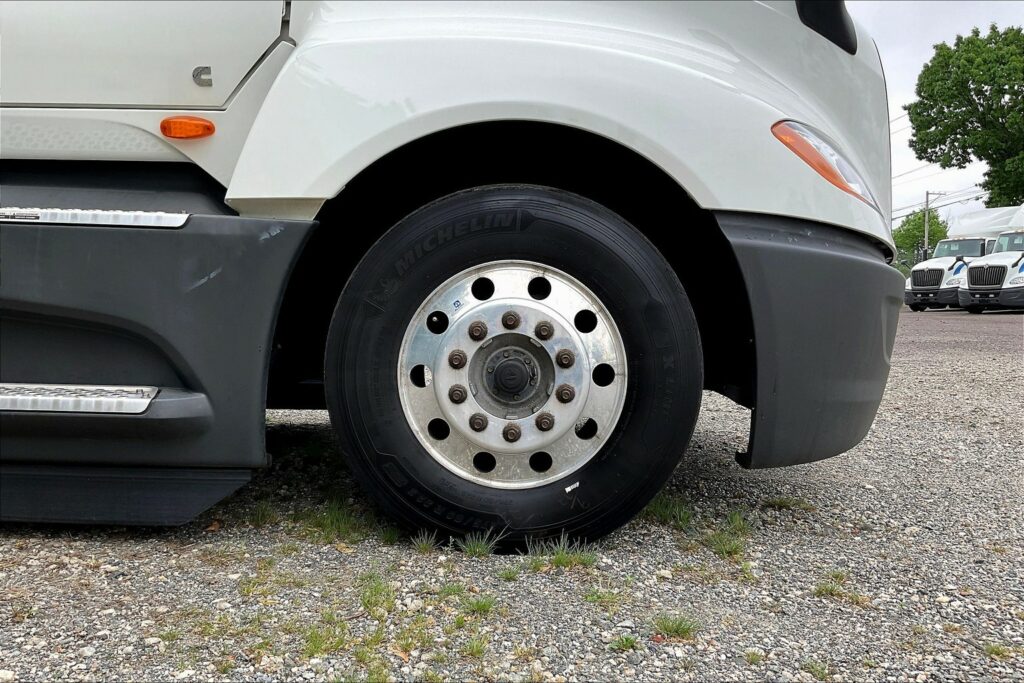 2021 CUM LT625 6×4 Sleeper