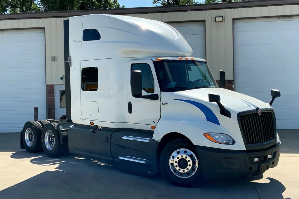 2021 CUM LT625 6×4 Sleeper